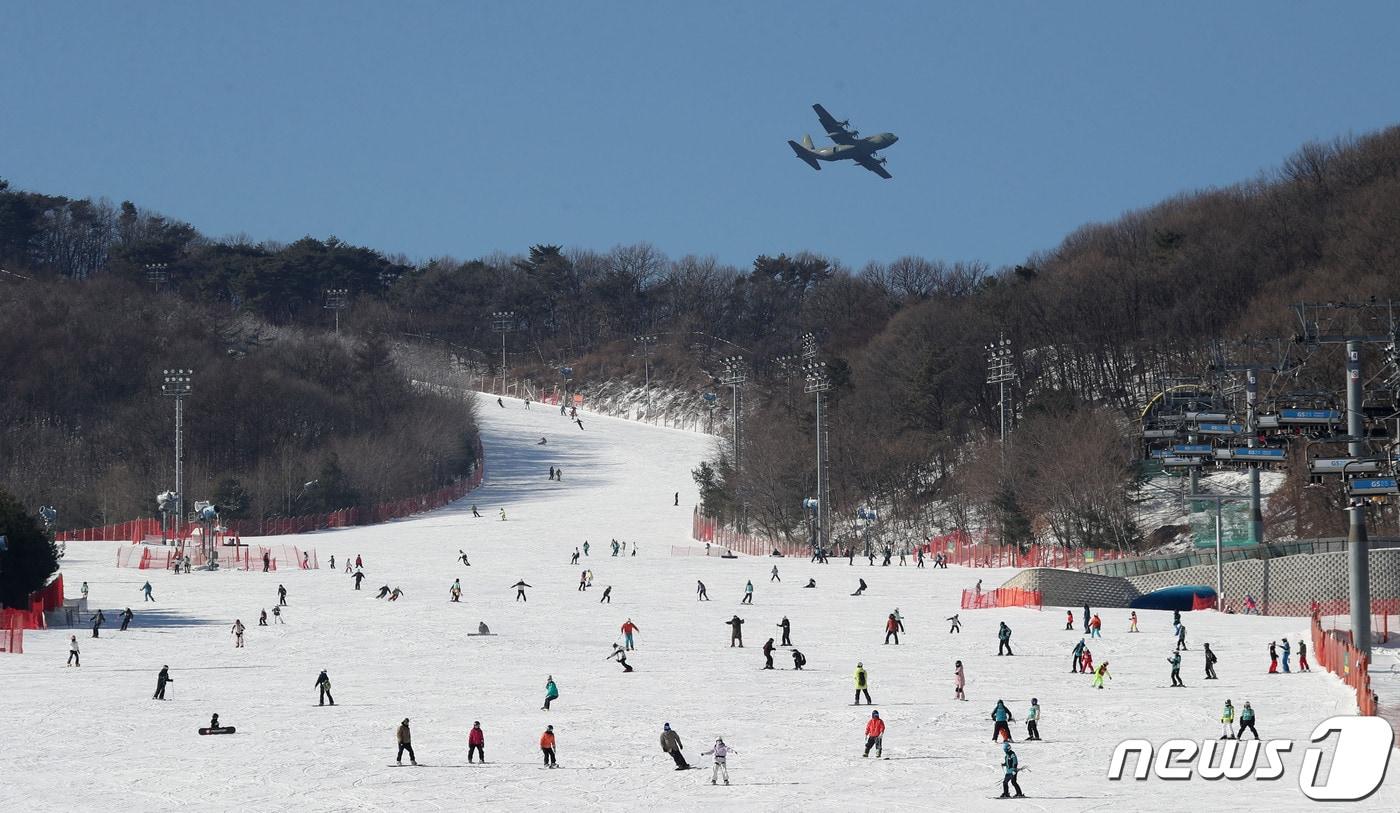 매서운 한파가 이어지고 있는 25일 경기 광주시 곤지암리조트 스키장에서 시민들이 스키와 보드를 타며 겨울을 만끽하고 있다. 2024.1.25/뉴스1 ⓒ News1 김영운 기자