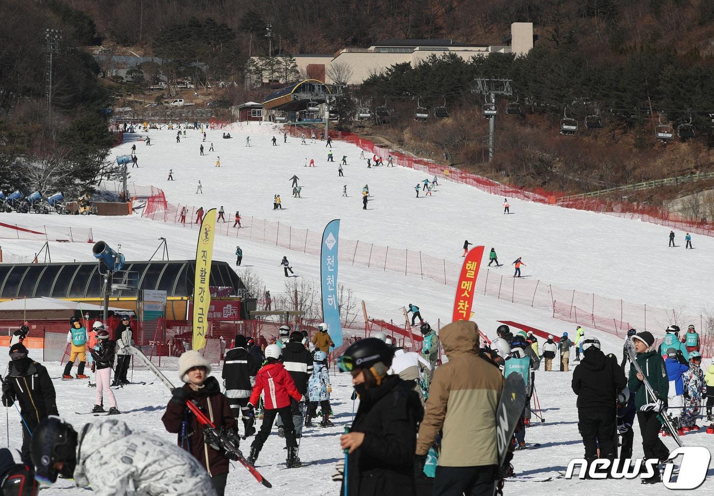 매서운 한파가 이어지고 있는 25일 경기 광주시 곤지암리조트 스키장에서 시민들이 스키와 보드를 타며 겨울을 만끽하고 있다. 2024.1.25/뉴스1 ⓒ News1 김영운 기자