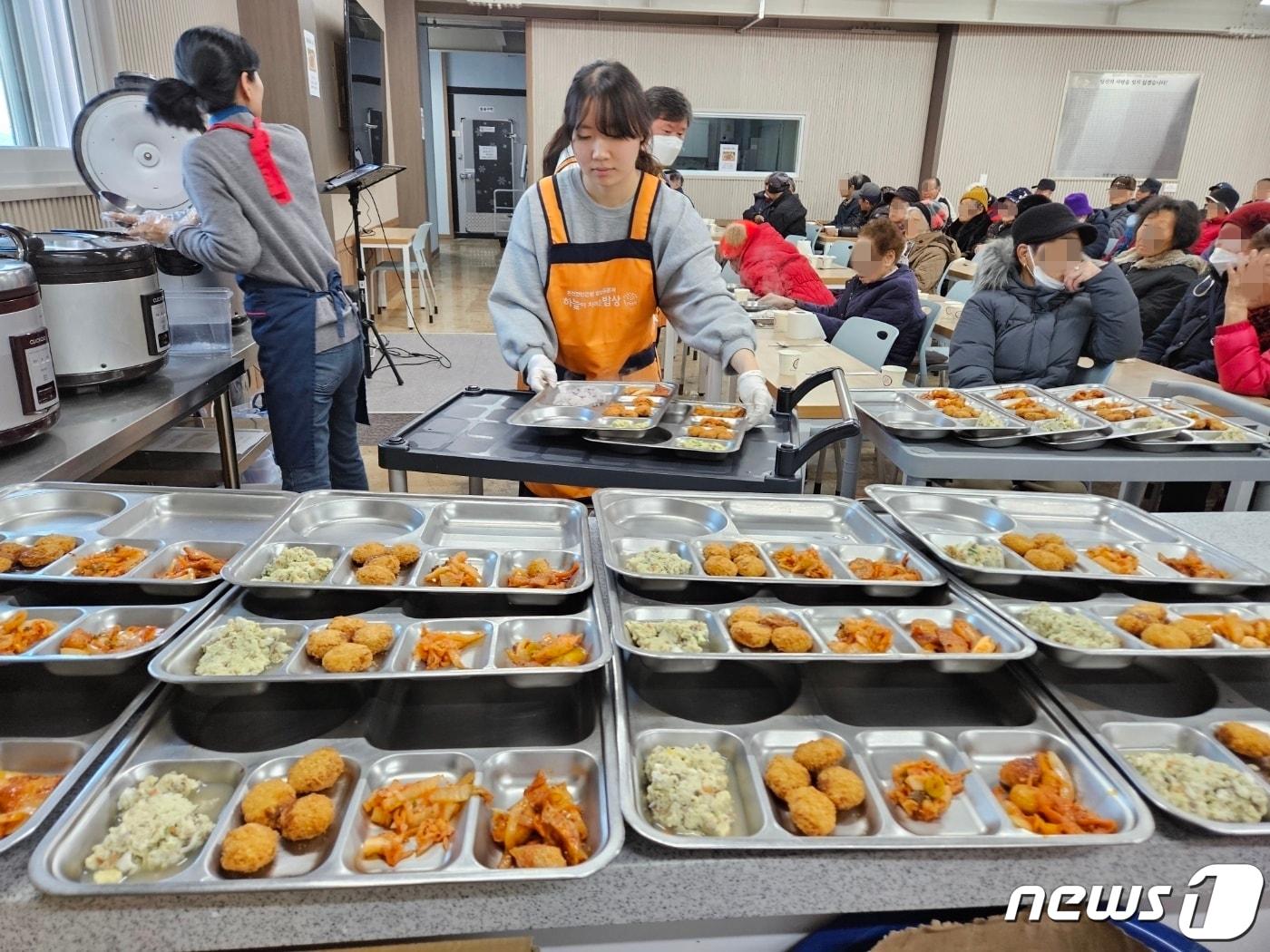 25일 강원 춘천 소양동의 하늘이차려준밥상에서 자원봉사자들이 어르신들을 위해 식사를 준비하고 있다.2024.1.25 한귀섭 기자