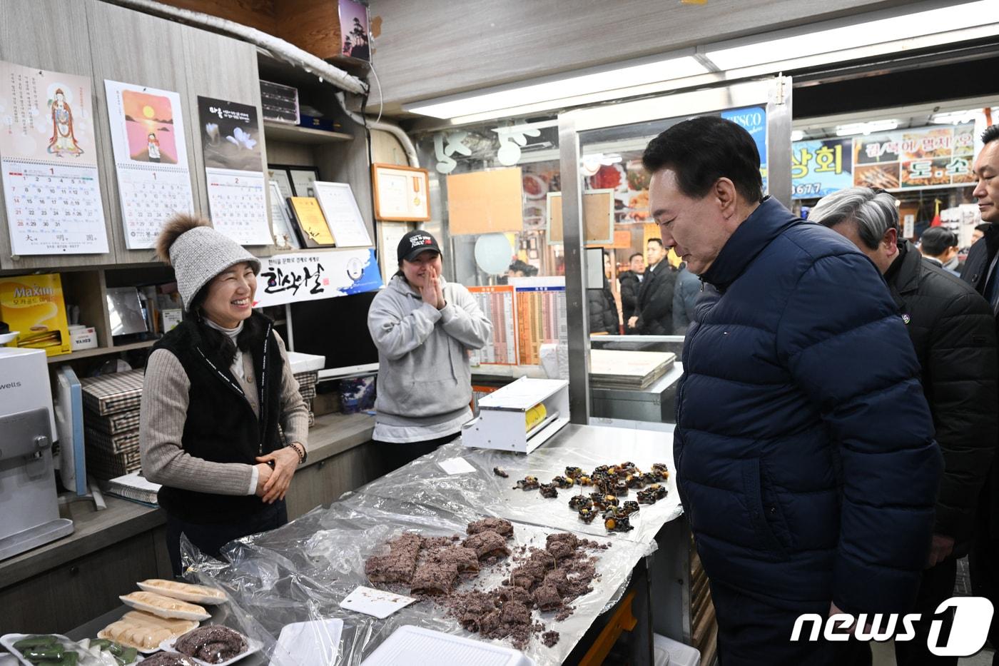 윤석열 대통령이 25일 경기 의정부제일시장을 찾아 상인과 대화하고 있다. &#40;대통령실 제공&#41; 2024.1.25/뉴스1 ⓒ News1 안은나 기자