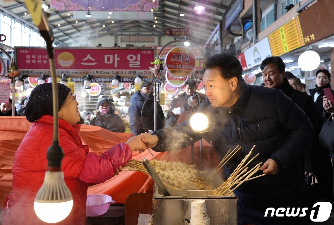 윤석열 대통령이 25일 경기 의정부제일시장을 찾아 상인과 악수하고 있다. &#40;대통령실 제공&#41; 2024.1.25/뉴스1 ⓒ News1 안은나 기자