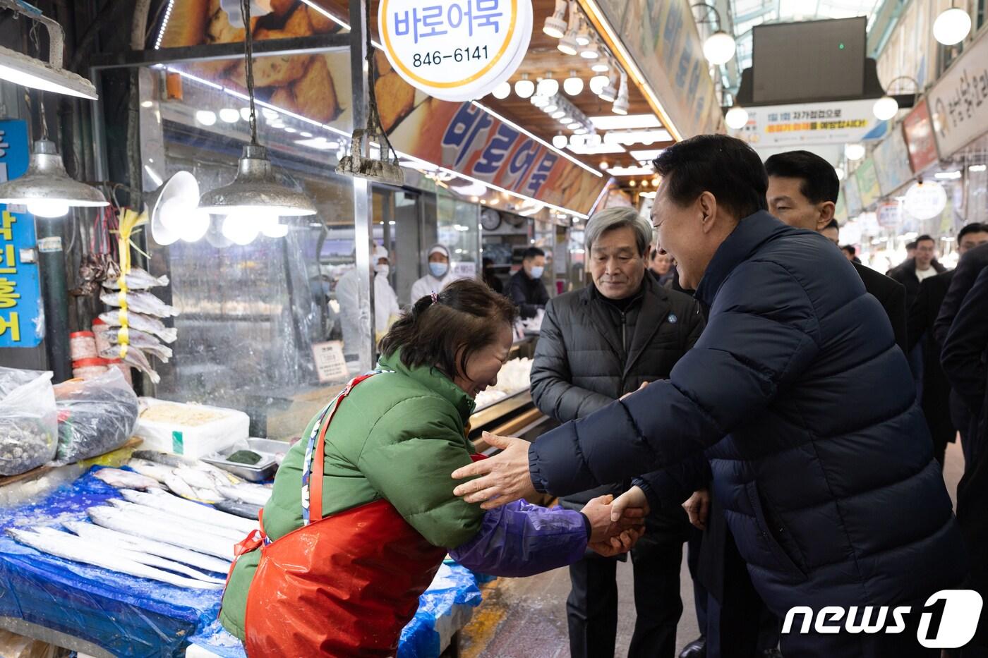 윤석열 대통령이 25일 경기 의정부제일시장을 찾아 상인과 인사하고 있다. &#40;대통령실 제공&#41; 2024.1.25/뉴스1 ⓒ News1 안은나 기자