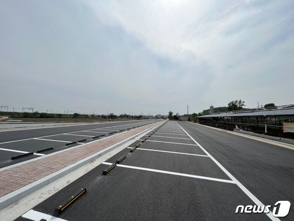 전북 군산의 상가 밀집지역 학교와 공동주택을 대상으로 시설을 무료로 개방하면 보조금을 지급하는 방안이 추진된다. 군산 대야시장 무료주차장 모습. 2024.1.25/뉴스1