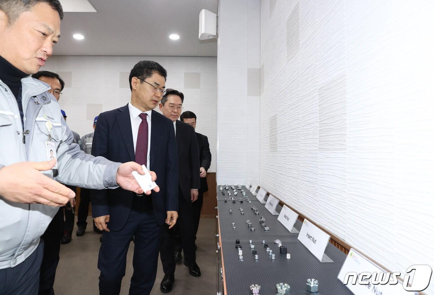 김창기 국세청장이 25일 경기 화성시의 자동차 부품 수출기업 &#39;풍강&#39;에 방문해 관계자의 설명을 듣고 있다&#40;국세청 제공&#41;. 2024.1.25/뉴스1