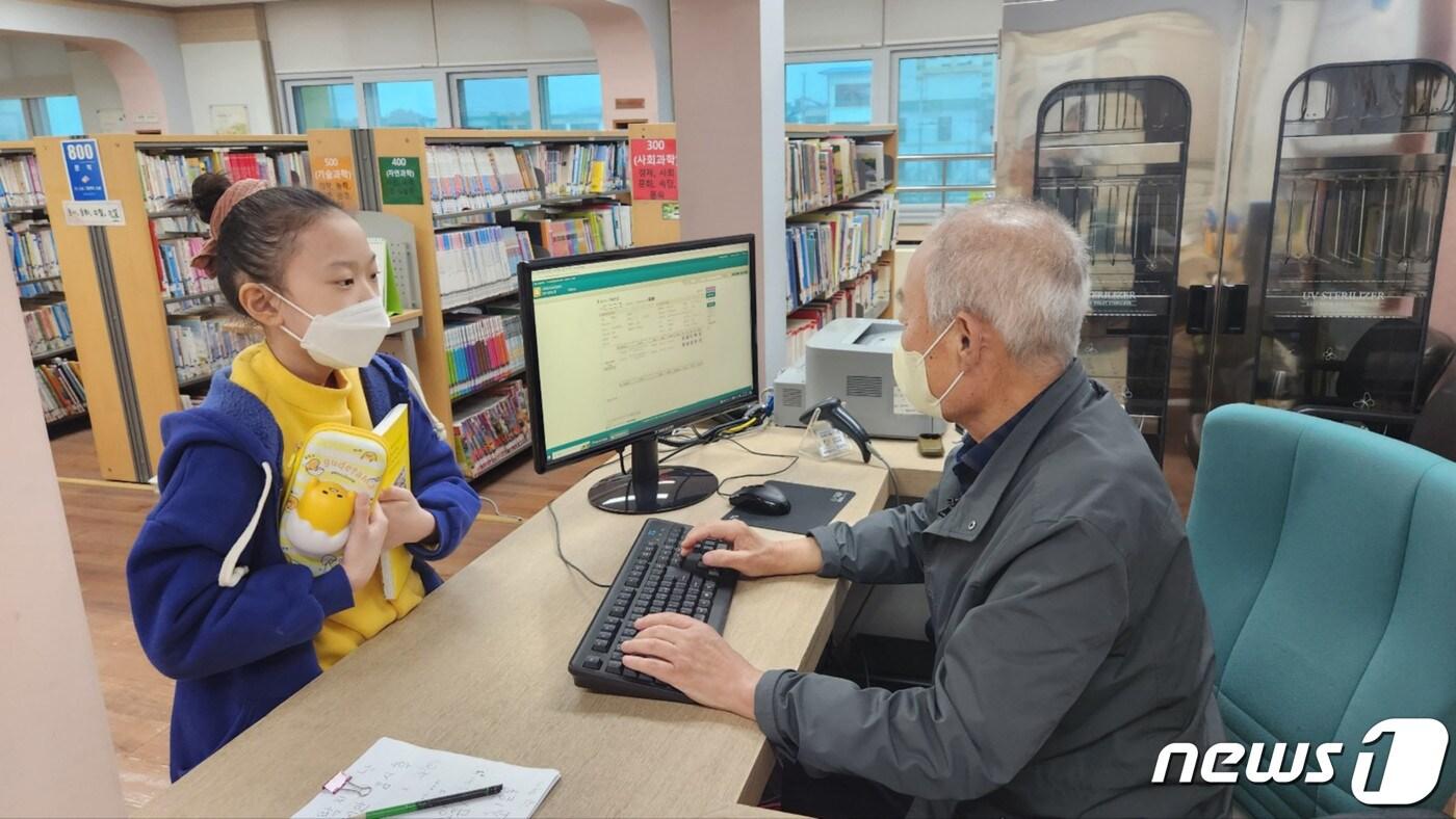 제천형 노인 일자리사업에 참여한 어르신이 도서관에서 도서 대출 업무를 보고 있다.&#40;제천시 제공&#41;2024.1.25/뉴스1