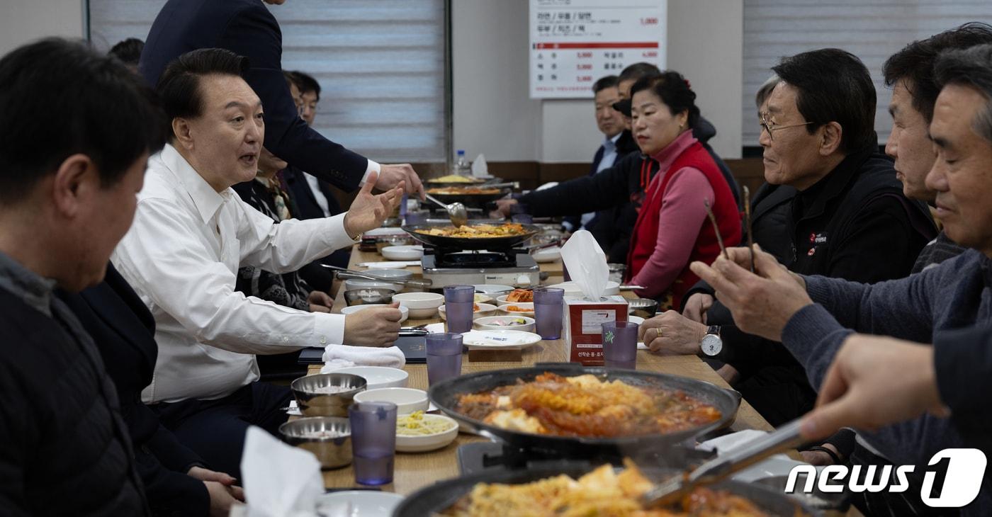 윤석열 대통령이 25일 경기 의정부제일시장을 방문한 뒤 상인들과 인근 식당에서 부대찌개를 먹고 있다. &#40;대통령실 제공&#41; &#40;사진은 기사 내용과 무관함&#41; / 뉴스1 ⓒ News1 2024.1.25/뉴스1 ⓒ News1 안은나 기자