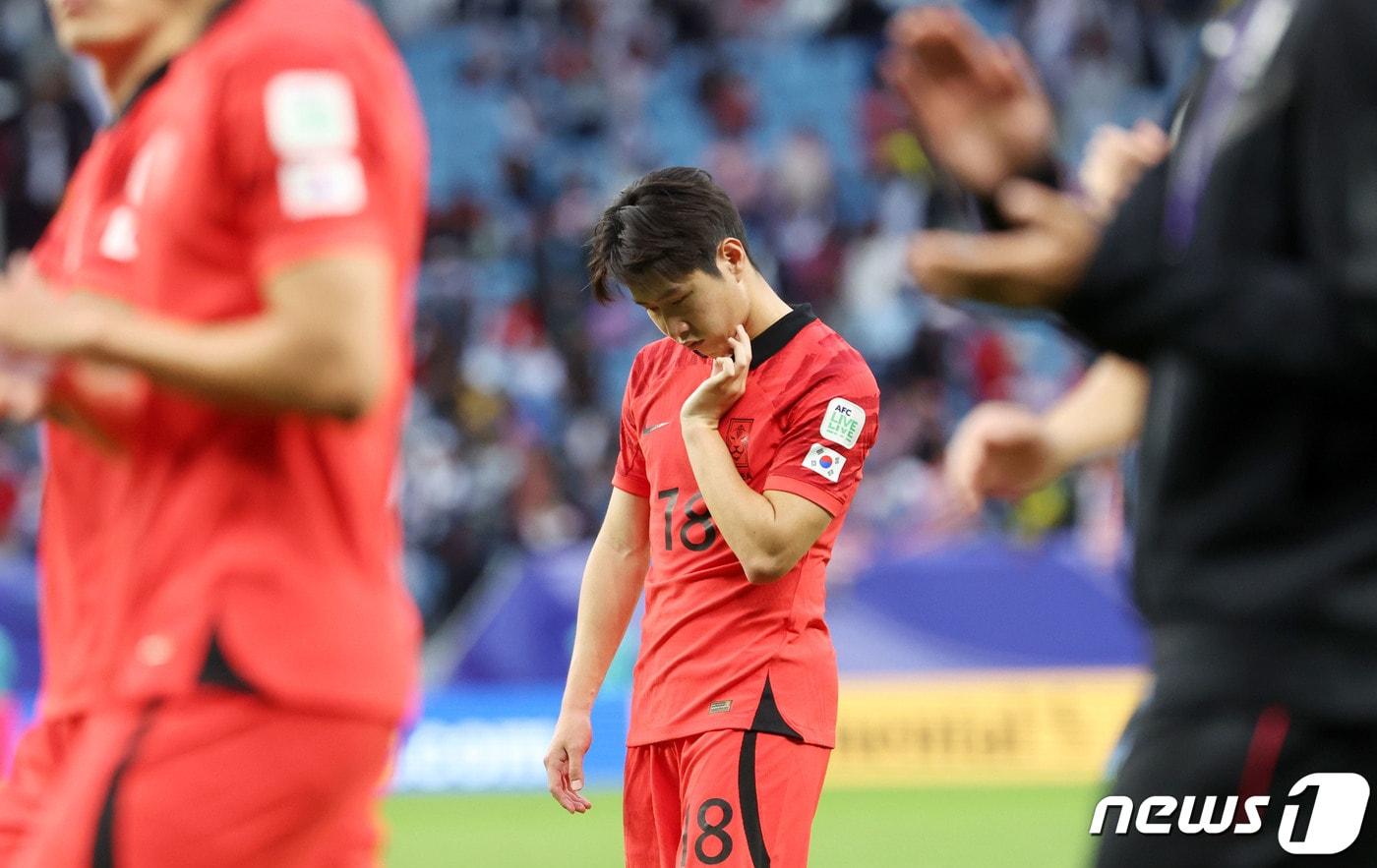 대한민국 축구대표팀 이강인이 25일&#40;현지시간&#41; 카타르 알와크라 알자누브 스타디움에서 열린 2023 아시아축구연맹&#40;AFC&#41; 카타르 아시안컵 조별리그 E조 조별리그 3차전 대한민국과 말레이시아의 경기에서 3-3 무승부를 기록한 후 아쉬워하고 있다. 2024.1.25/뉴스1 ⓒ News1 김성진 기자