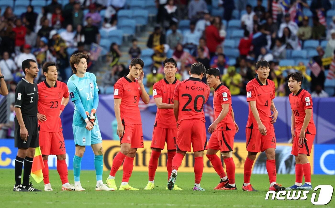 대한민국 축구대표팀 선수들이 25일&#40;현지시간&#41; 카타르 알와크라 알자누브 스타디움에서 열린 2023 아시아축구연맹&#40;AFC&#41; 카타르 아시안컵 조별리그 E조 조별리그 3차전 대한민국과 말레이시아의 경기에서 3-3 무승부를 기록한 후 아쉬워하고 있다. 2024.1.25/뉴스1 ⓒ News1 김성진 기자