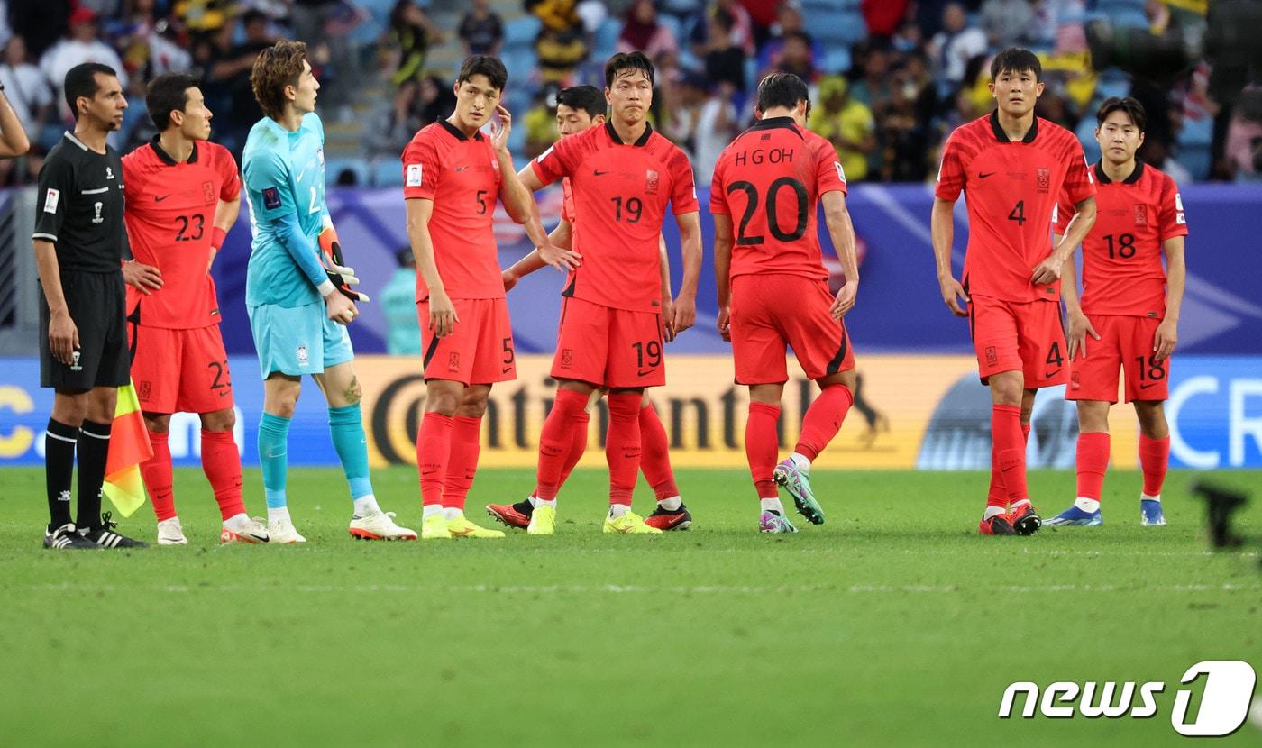 대한민국 축구대표팀 선수들이 25일&#40;현지시간&#41; 카타르 알와크라 알자누브 스타디움에서 열린 2023 아시아축구연맹&#40;AFC&#41; 카타르 아시안컵 조별리그 E조 조별리그 3차전 대한민국과 말레이시아의 경기에서 3-3 무승부를 기록한 후 아쉬워하고 있다. 2024.1.25/뉴스1 ⓒ News1 김성진 기자