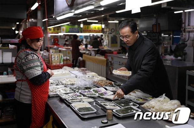 이형일 통계청장이 26일 강원 춘천시 동부시장을 찾아 설 명절 주요 성수품 물가동향을 파악하고 있다.&#40;통계청 제공&#41;