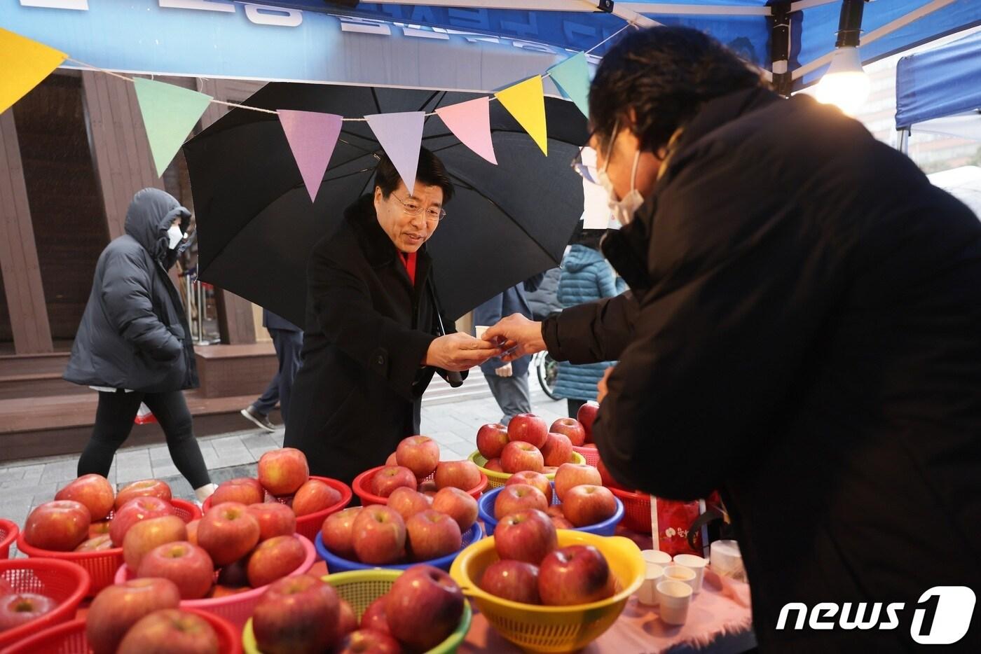 지난해 설 명절을 앞두고 구에서 열린 농수축산물 직거래장터를 찾은 서강석 송파구청장.&#40;송파구 제공&#41;