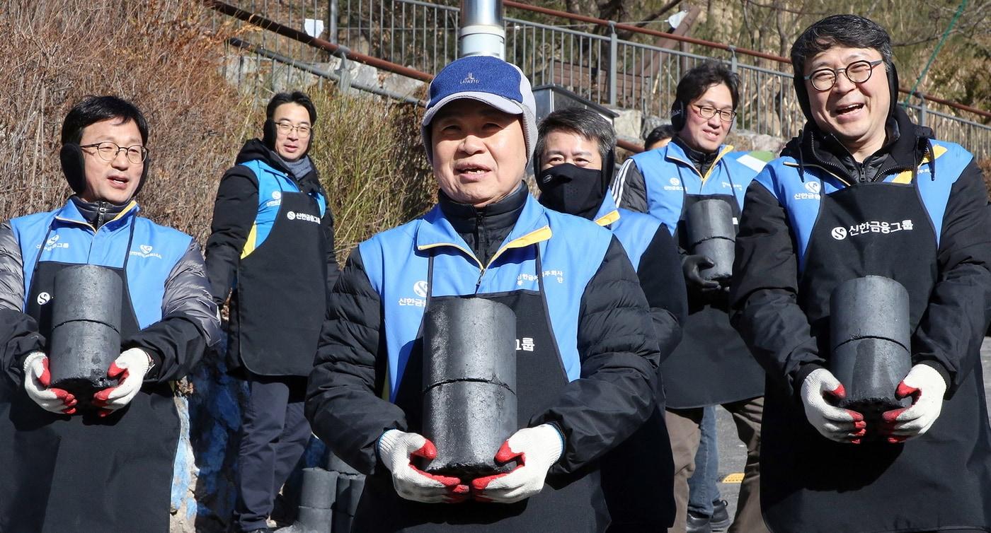 신한금융그룹 진옥동 회장&#40;가운데&#41;과 임직원들이 25일 서울시 서대문구 홍제동에 위치한 개미마을에서 ‘사랑의 연탄 나눔’ 봉사활동 시간을 가졌다./사진제공=신한금융그룹. 