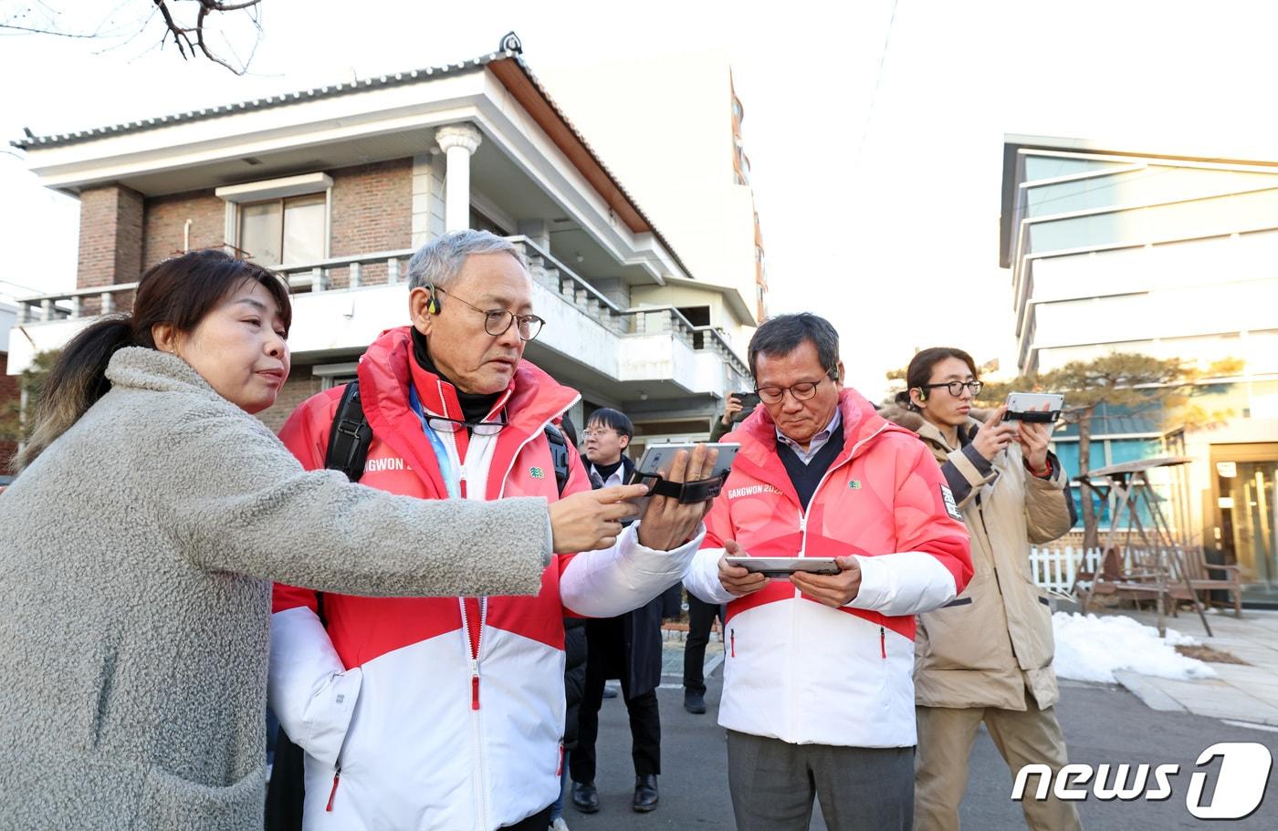 유인촌 문화체육관광부 장관이 26일 2024 강원 강릉 시나미 명주 골목에서 열린 ‘로컬100 보러 로컬로! 로컬100, 강릉을 걷다’ 행사에 참석해 골목해설 트래킹을 하고 있다. &#40;문체부 제공&#41; 2024.1.26/뉴스1 ⓒ News1 신웅수 기자