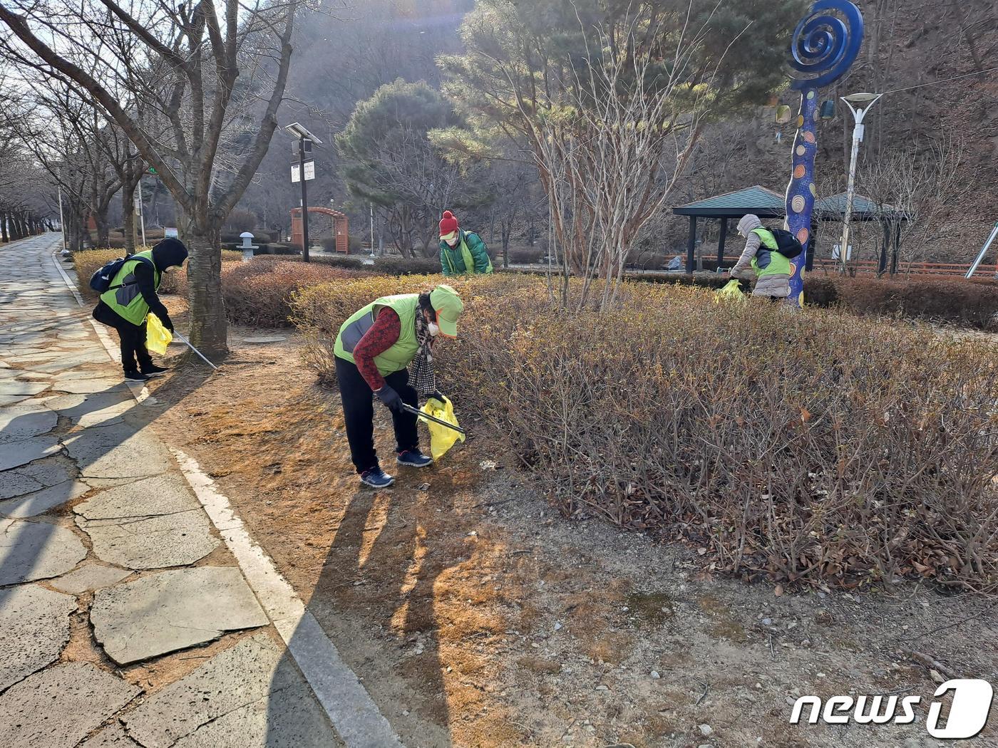 영동군 노인일자리사업에 참여한 어르신 모습. &#40;영동군 제공&#41;/뉴스1 