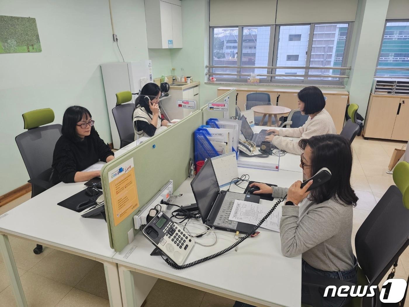 충북도교육청 국제교육원은 다문화 학생의 교육기회 보장과 다문화가정 교육상담 지원 강화를 위해 오는 12월20일까지 &#39;다국어 교육상담&#40;콜센터&#41;&#39;을 운영한다.&#40;충북교육청 제공&#41;/뉴스1