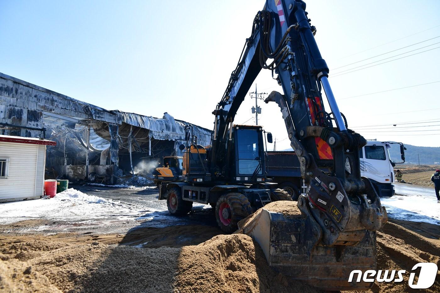 27일 오전 2시59분쯤 경북 경주시 천북면 화산리 비료공장에서 원인을 알 수 없는 불이 나 소방당국이 중장비를 투입, 진화작업을 벌이고 있다. 소방당국은 불이 비료 원료로 옮겨붙어 소화수와 특수폼으로는 진화가 어려워 모래를 덮는 방식으로 진화작업을 하고 있다. 2024.1.27/뉴스1 ⓒ News1 최창호 기자