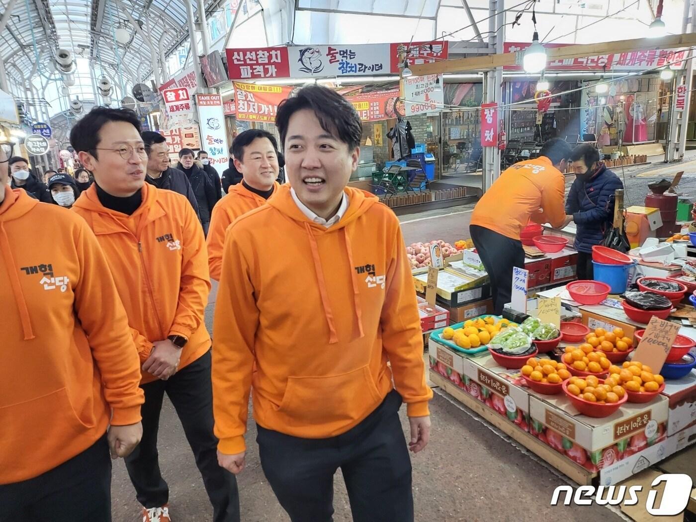 이준석 개혁신당 대표&#40;오른쪽&#41;가 27일 서울 강서구 화곡남부시장을 방문해 시민들과 만나고 있다&#40;개혁신당 제공&#41;.