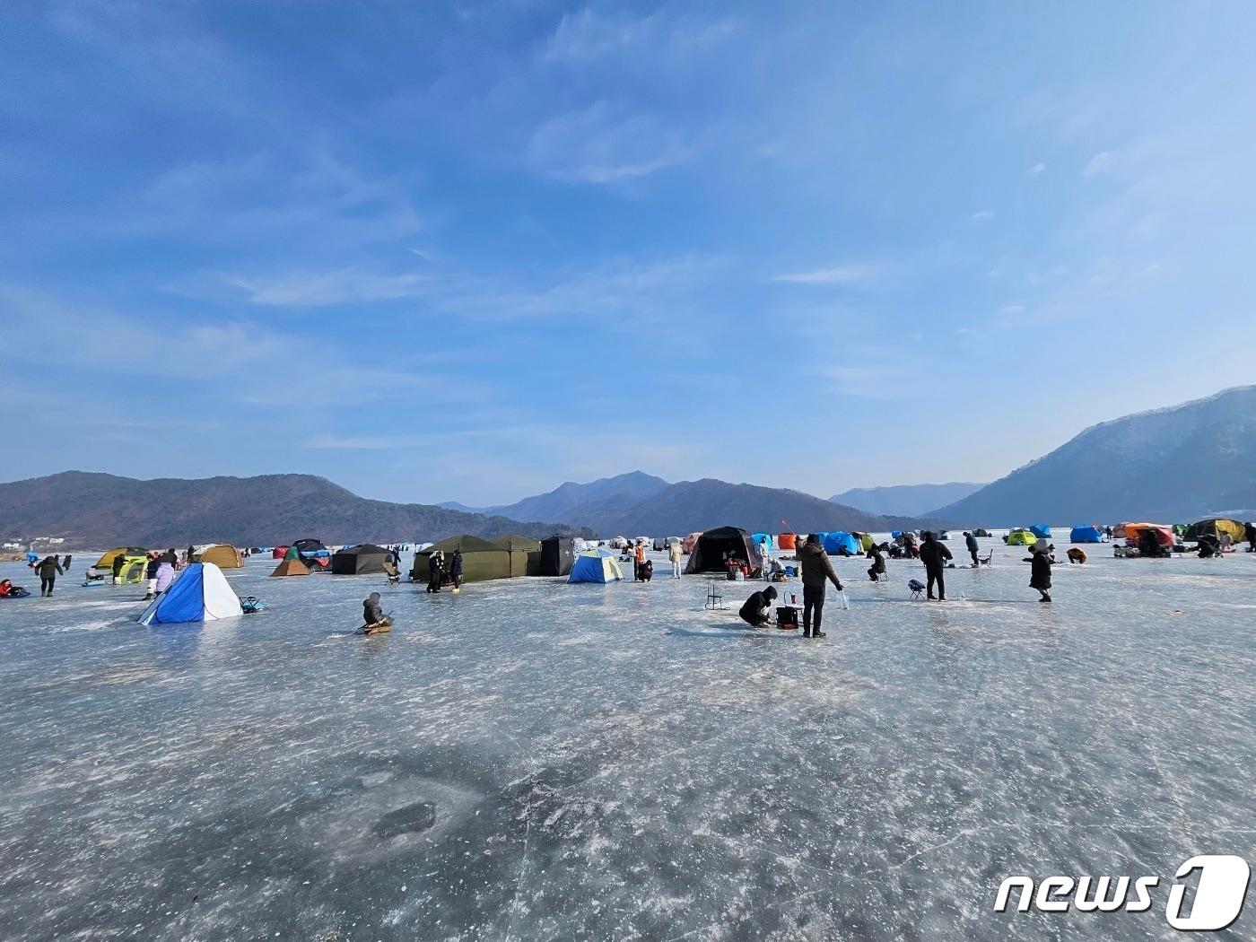 토요일인 지난 27일 강원 춘천 사북면 신포리 북한강에 텐트를 치고 얼음 낚시를 하는 전국에서 온 낚시객들로 북적였다.2024.1.27 한귀섭 기자