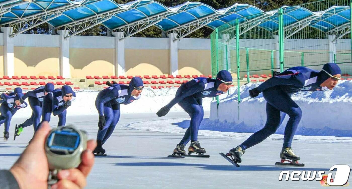 &#40;평양 노동신문=뉴스1&#41; = 대성산체육단 선수들이 백두산지구 체육촌에서 스케이트 훈련을 하고 있다. [국내에서만 사용가능. 재배포 금지. DB 금지. For Use Only in the Republic of Korea. Redistribution Prohibited] rodongphoto@news1.kr