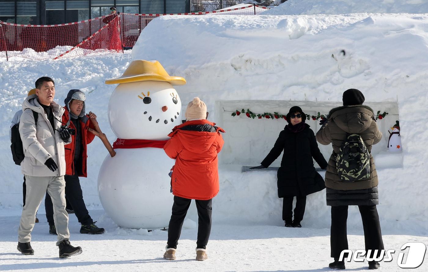 강원 평창군 대관령면 송천 일대에서 열린 &#39;2024 대관령 눈꽃축제&#39;를 찾은 관광객들이 축제를 즐기고 있다. 2024.1.28/뉴스1 ⓒ News1 김진환 기자