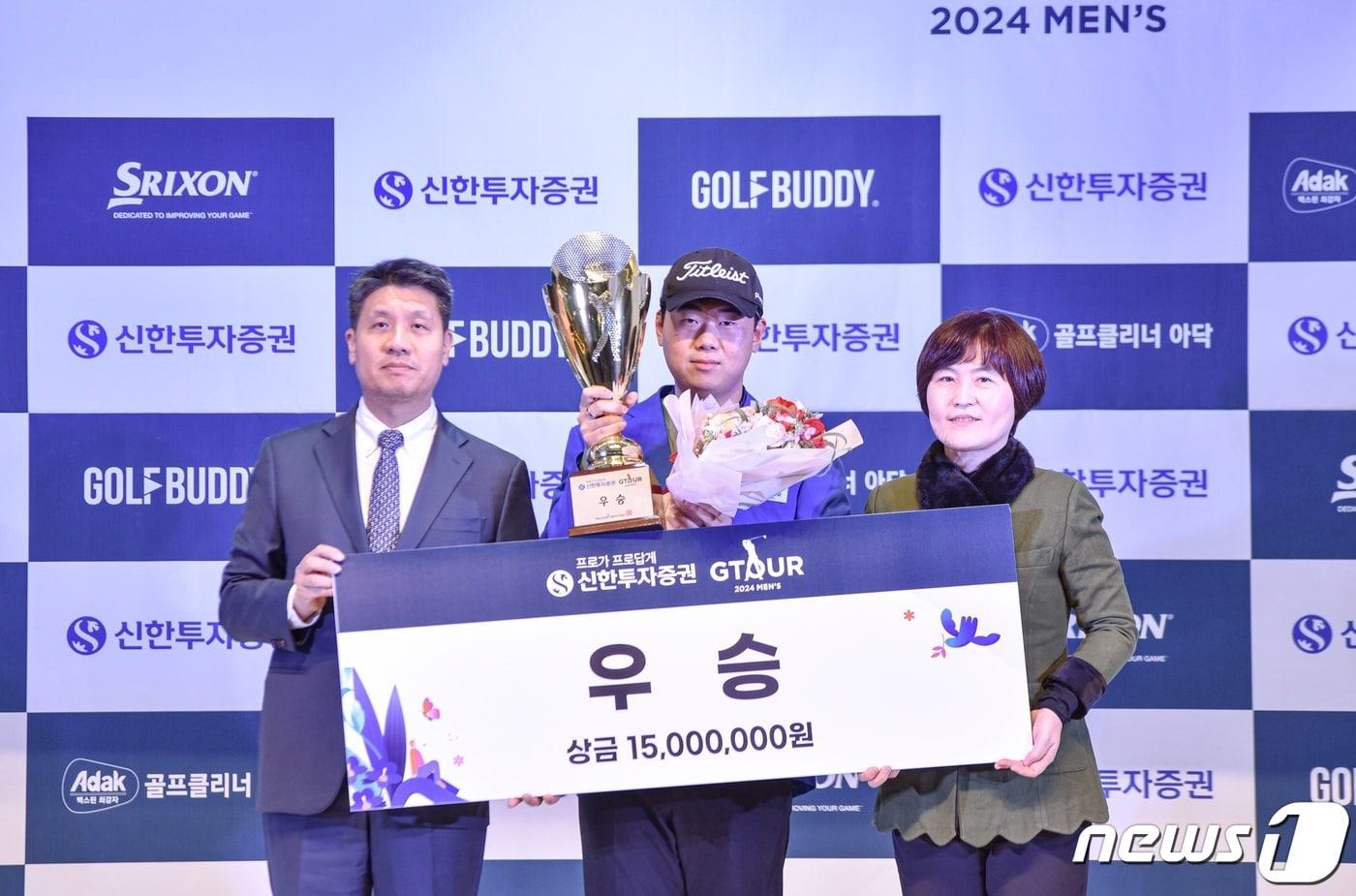 27일 대전 골프존조이마루에서 열린 ‘2024 신한투자증권 GTOUR MEN’S’ 1차 결선 시상식에서 &#40;왼쪽부터&#41;골프존 박강수 대표, 우승자 김용석, 신한투자증권 김수영 본부장이 기념촬영을 하고 있다.&#40;골프존 제공&#41;