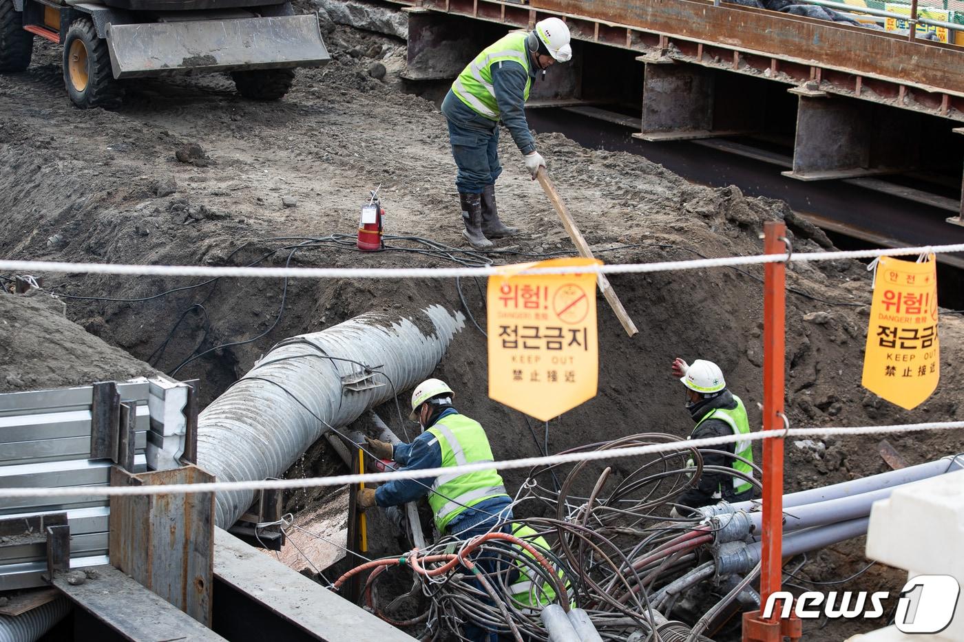 서울시내 한 공사 현장에서 근로자들이 작업을 하고 있다. &#40;사진은 기사 내용과 무관함&#41; 2024.1.28/뉴스1 ⓒ News1 유승관 기자