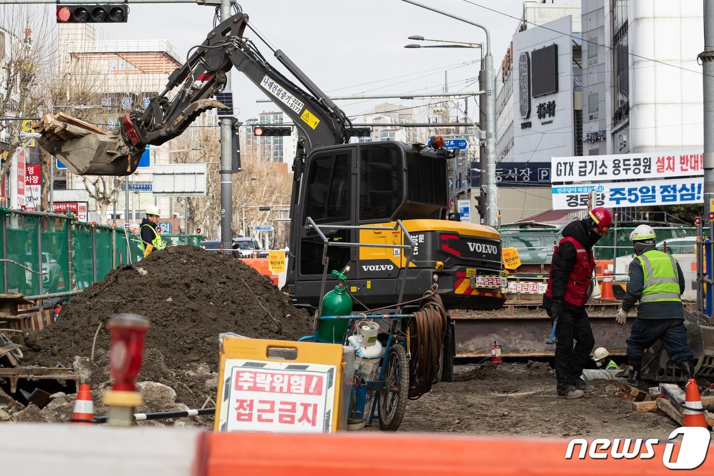 서울시내 한 공사 현장에서 근로자들이 작업을 하고 있다. ⓒ News1 유승관 기자