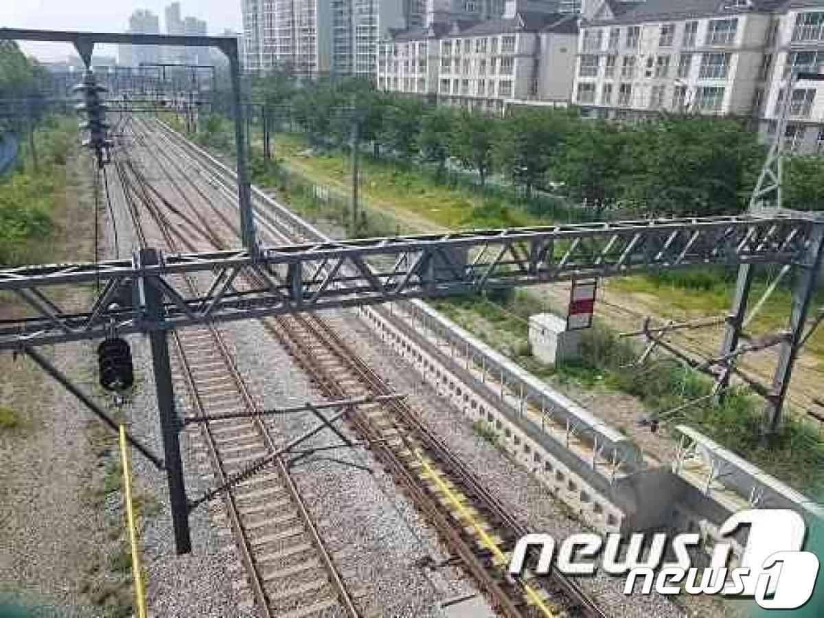 경의중앙선 고양시구간 일산역 인근 고가도로에서 바라본 철로. /박대준 기자