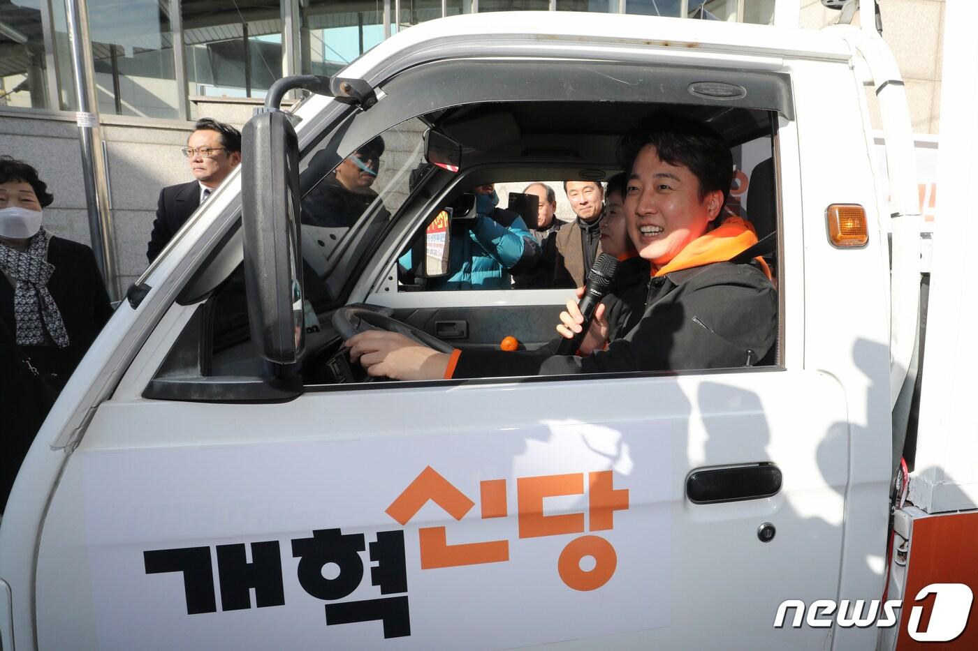 이준석 개혁신당 대표와 양향자 한국의희망 대표가 28일 오후 서울 마포구 망원시장을 찾아 소형 트럭 &#39;라보&#39;를 타고 골목길을 돌며 정책 홍보를 하고 있다.  2024.1.28/뉴스1 ⓒ News1 이광호 기자