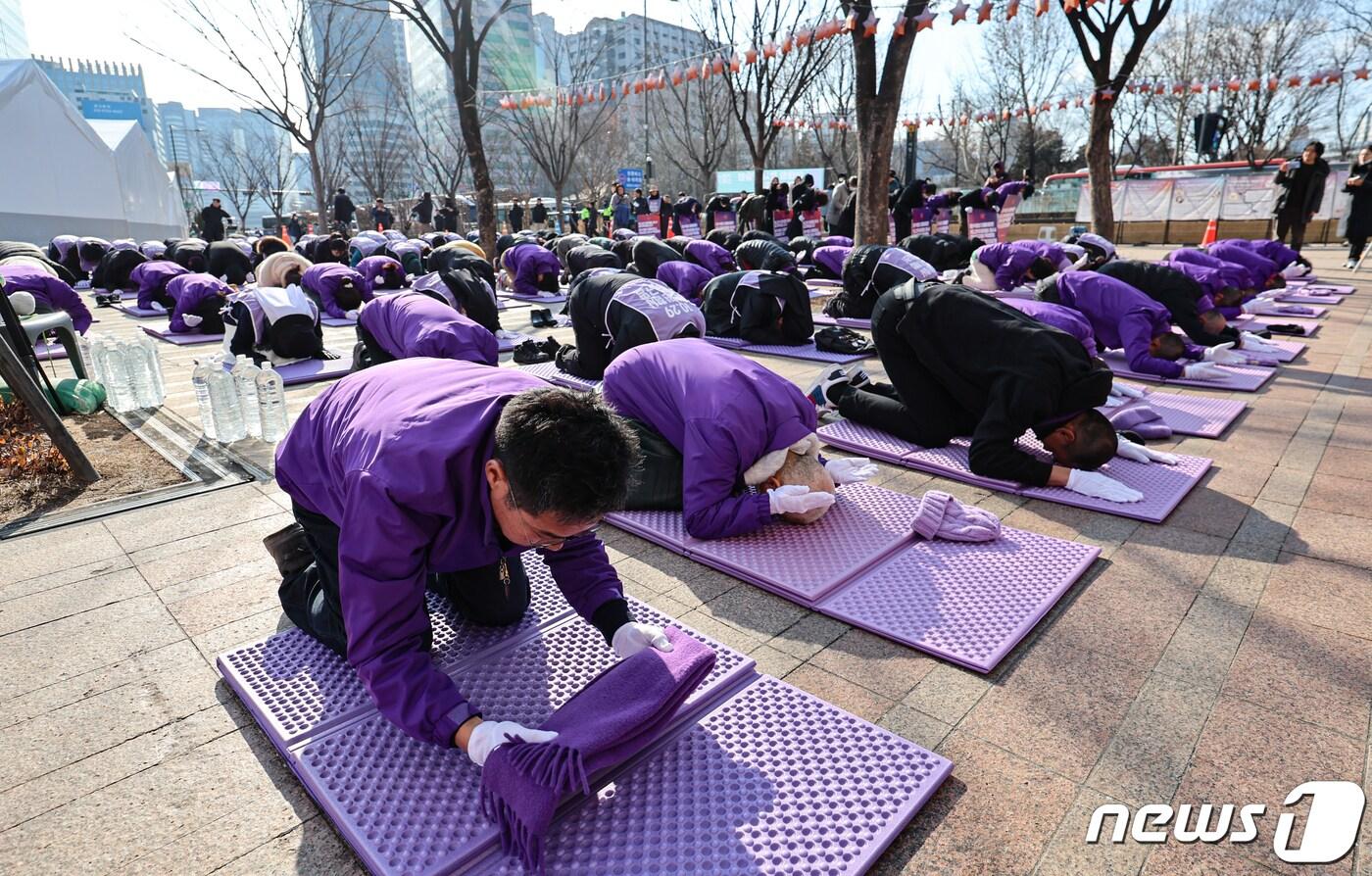 10·29 이태원 참사 유가족, 시민대책회의, 시민들이 28일 서울 중구 서울광장에 마련된 희생자 합동분향소 앞에서 이태원 참사 특별법 공포를 촉구하며 159배를 이어가고 있다. 2024.1.28/뉴스1 ⓒ News1 김도우 기자