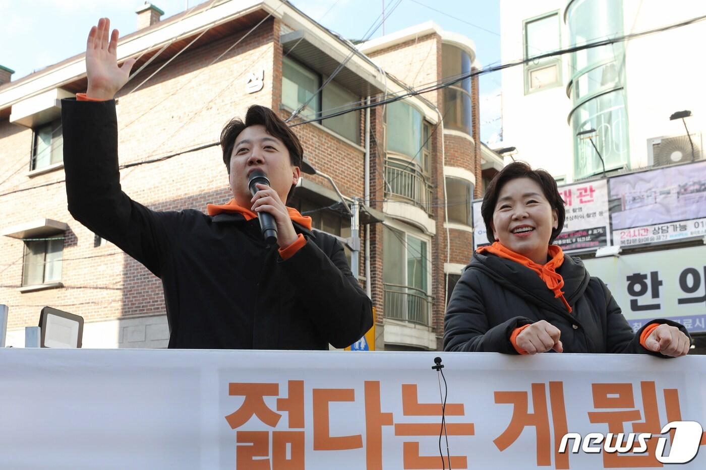 이준석 개혁신당 대표와 양향자 한국의희망 대표가 28일 오후 서울 마포구 망원시장을 찾아 정책 홍보를 하고 있다. 제22대 총선을 앞두고 이 대표의 개혁신당과 양 대표의 한국의희망은 최근 합당을 선언했다. 2024.1.28/뉴스1 ⓒ News1 이광호 기자