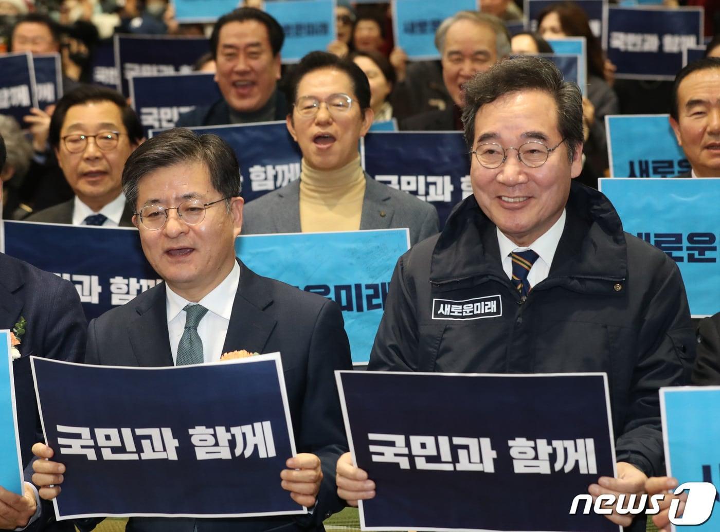 이낙연 새로운미래 인재위원장과 박원석 미래대연합 공동대표&#40;오른쪽부터&#41;가 28일 경기 수원시 팔달구 경기아트센터 컨벤션홀에서 열린 &#39;새로운미래 경기도당 창당대회&#39;에 참석해 기념촬영을 하고 있다. 2024.1.28/뉴스1 ⓒ News1 김영운 기자