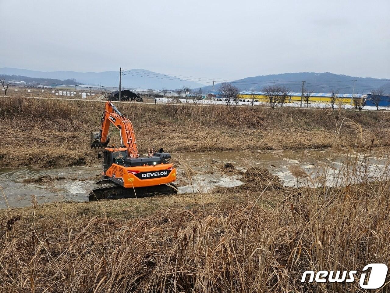 증평군 하천 유지관리사업 현장.&#40;증평군 제공&#41;/뉴스1