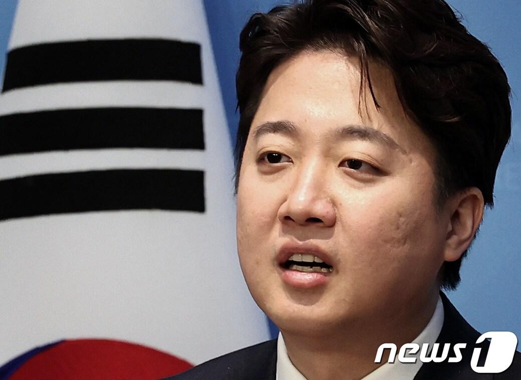 이준석 개혁신당 대표와 양향자 한국의희망 대표가 29일 오전 서울 여의도 국회 소통관에서 &#39;여성 신규 공무원 병역 의무화&#39; 등을 포함하는 국방 정책공약을 발표하고 있다. 2024.1.29/뉴스1 ⓒ News1 구윤성 기자