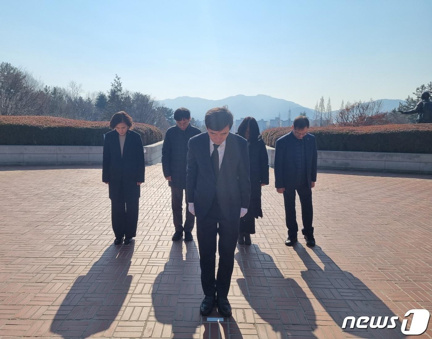 29일 취임한 조경철 경남동부보훈지청장이 창원 충혼탑에 참배하고 있다.&#40;경남동부보훈지청 제공&#41;