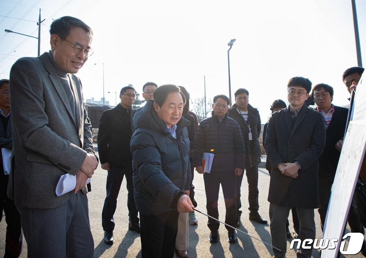 주광덕 남양주시장이 대광위 위원장과 함께 수석대교 등 광역교통사업 추진 현황을 점검하는 모습.