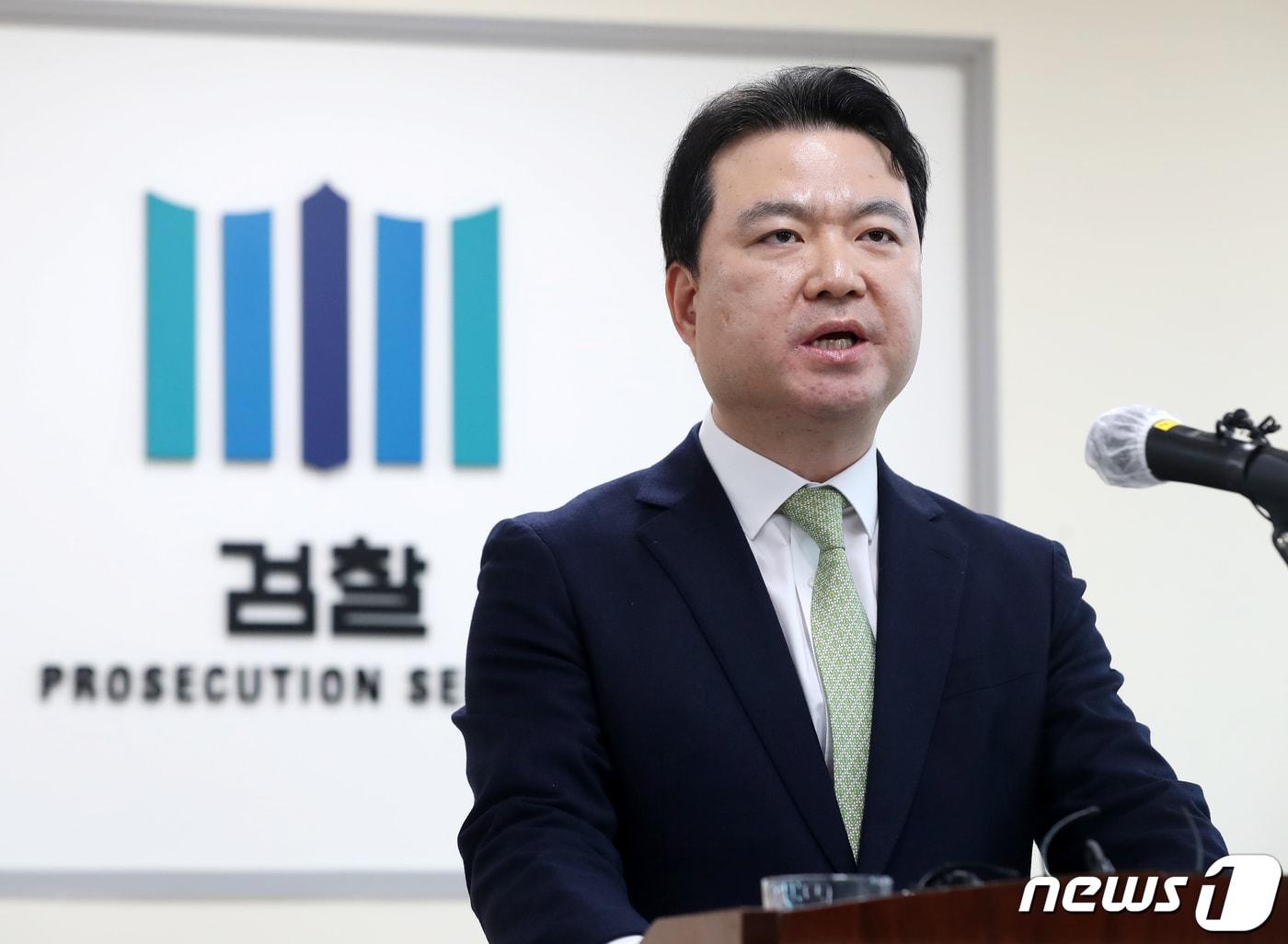 박상진 부산지검 특별수사팀장이 29일 오후 부산 연제구 부산지검 소회의실에서 이재명 더불어민주당 대표 피습 사건과 관련해 최종 수사결과를 발표하고 있다. 2024.1.29/뉴스1 ⓒ News1 윤일지 기자