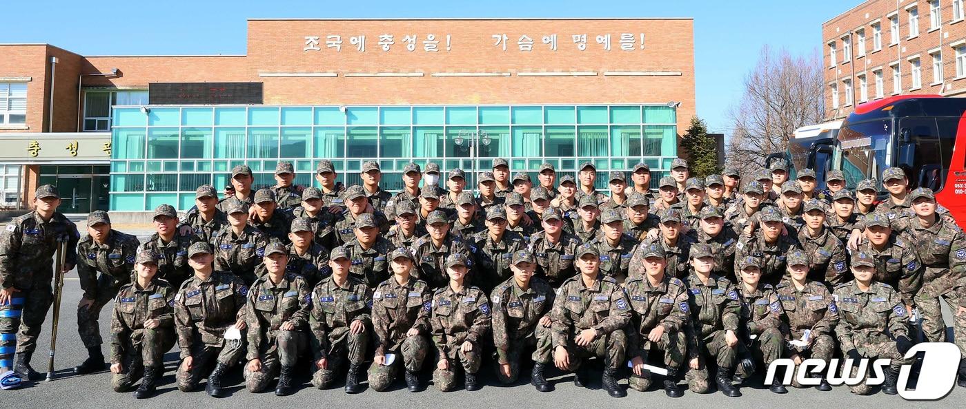 영진전문대 공군 부사관학군단이 공군 교육사령부에서 열린 동계입영훈련을 수료한 뒤 기념촬영을 하고 있다. &#40;영진전문대 제공&#41;