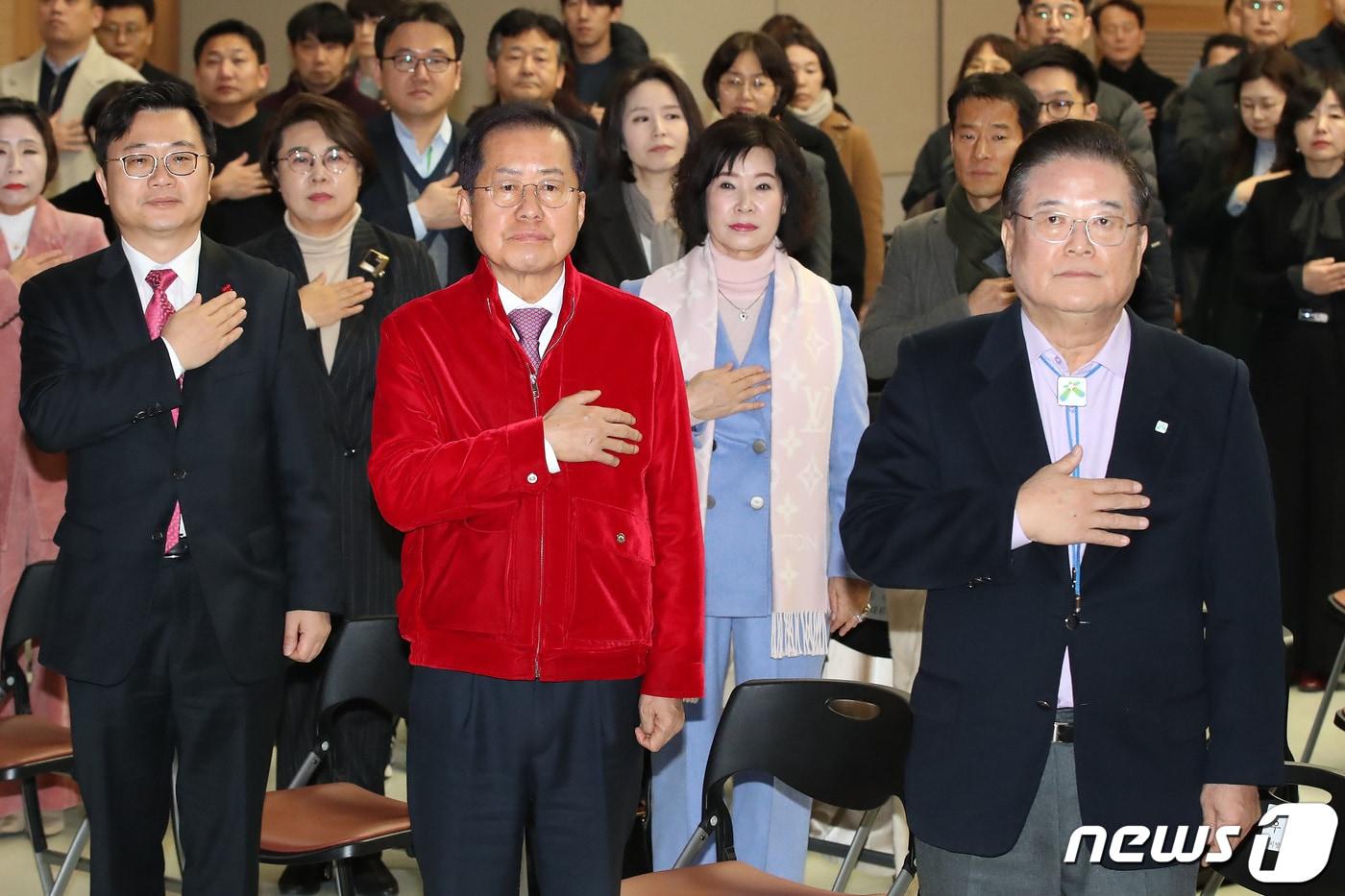 29일 오후 대구 북구 대구시청 산격청사 대강당에서 열린 &#39;지방시대 종합계획 및 2024년 시행계획&#39; 설명회에서 우동기 지방시대위원장, 홍준표 대구시장, 김선조 대구시 행정부시장&#40;앞줄 오른쪽부터&#41; 등 참석자들이 국민의례를 하고 있다. 2024.1.29/뉴스1 ⓒ News1 공정식 기자