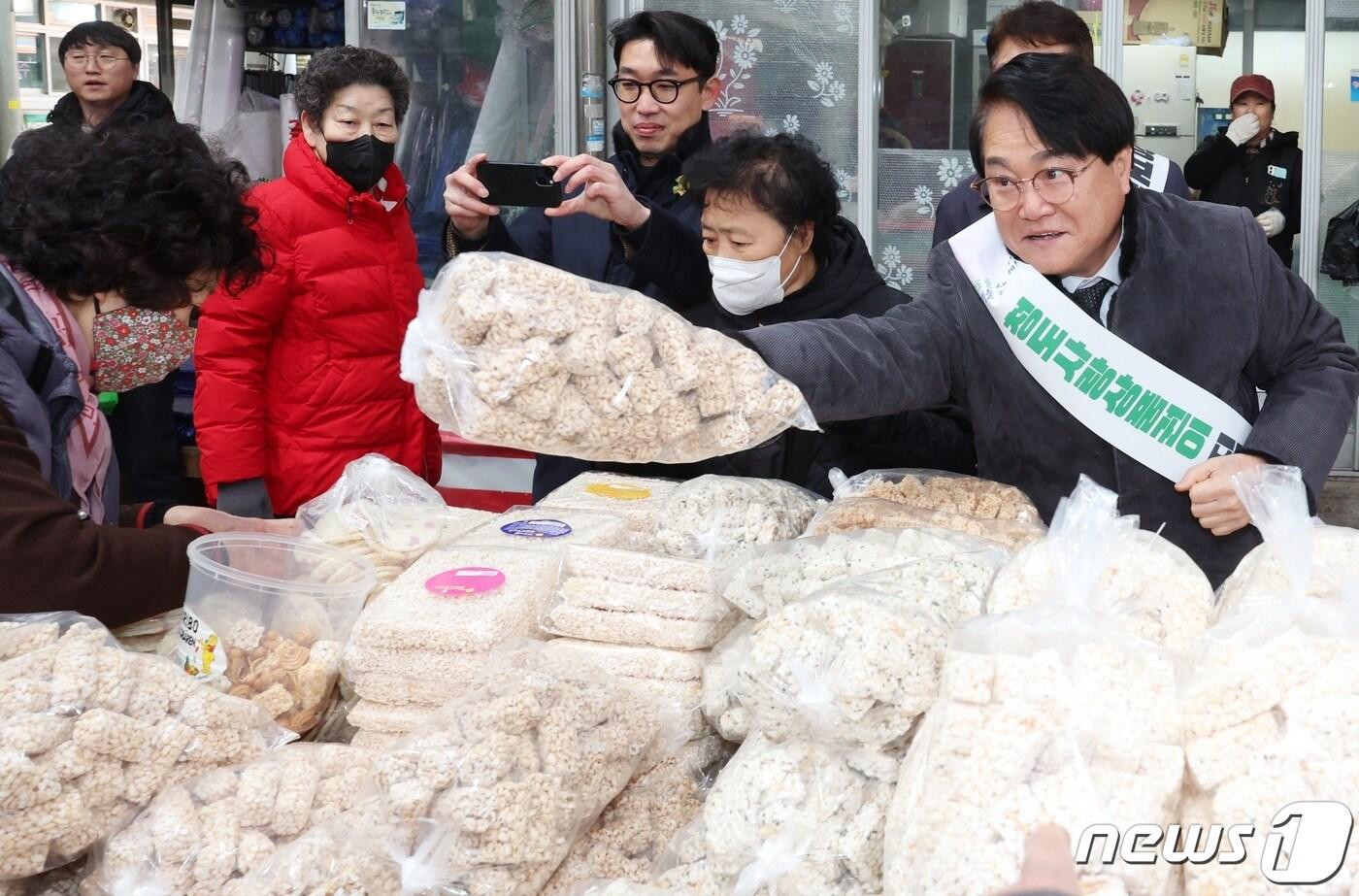 김하수 청도군수가 29일 설명절 대목을 앞두고 청도시장에서 전통시장 장보기 행사를 하고 있다. &#40;청도군 제공&#41; ⓒ News1 정우용 기자