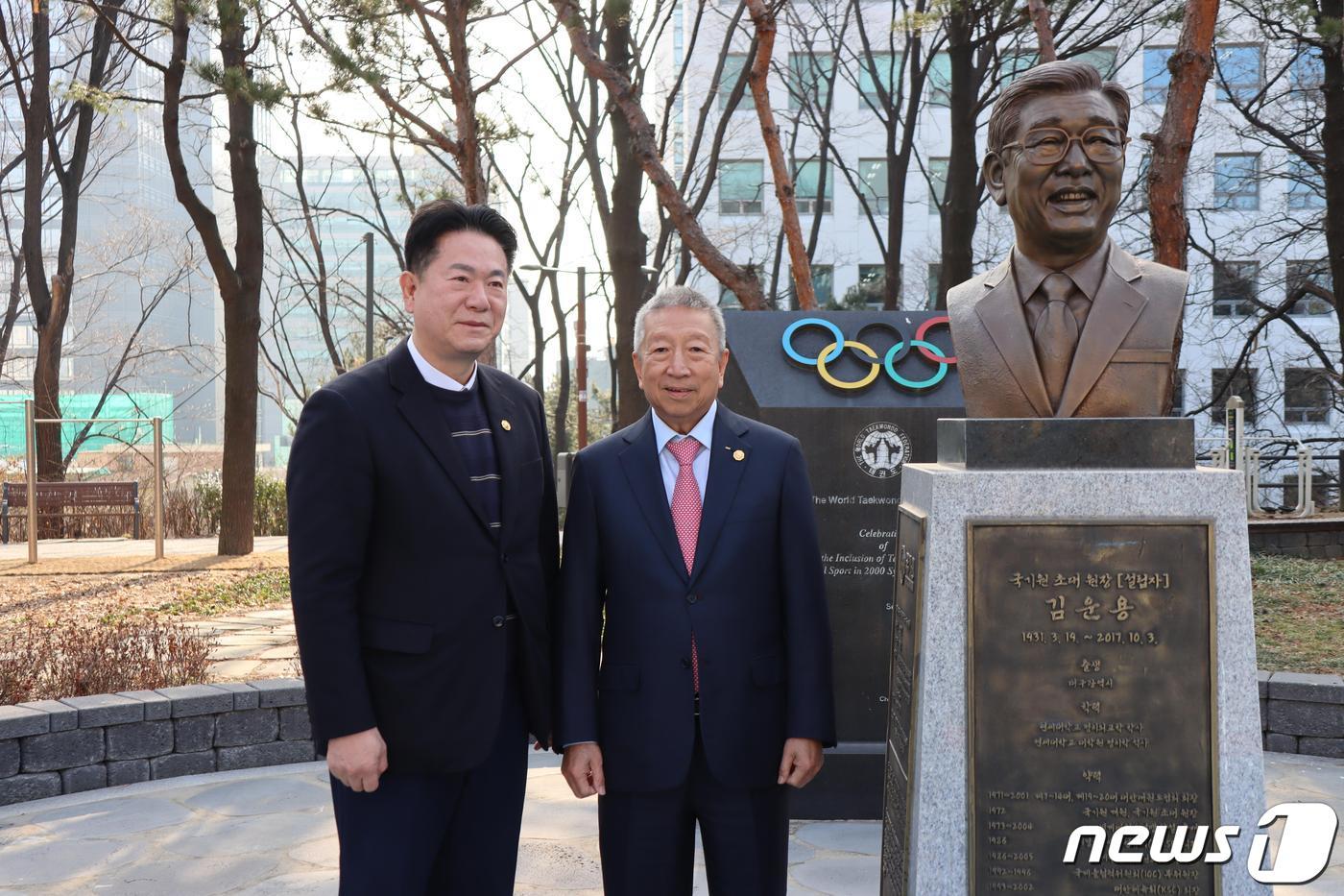 이동섭국기원장&#40;왼쪽&#41;과 세르미앙 응 IOC 수석부위원장이 김운용 국기원 초대원장 동상 앞에서 기념촬영을 하고 있다.&#40;이동섭 원장측 제공&#41;