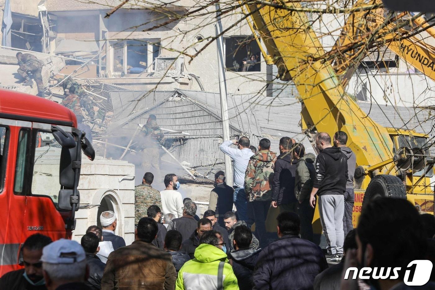 20일&#40;현지시간&#41; 시리아 수도 다마스쿠스에서 사람들이 이스라엘의 공습으로 파괴된 건물 주변에 모여 있다. &#40;사진은 기사 내용과 무관&#41; 2024.01.20/ ⓒ AFP=뉴스1 ⓒ News1 권진영 기자