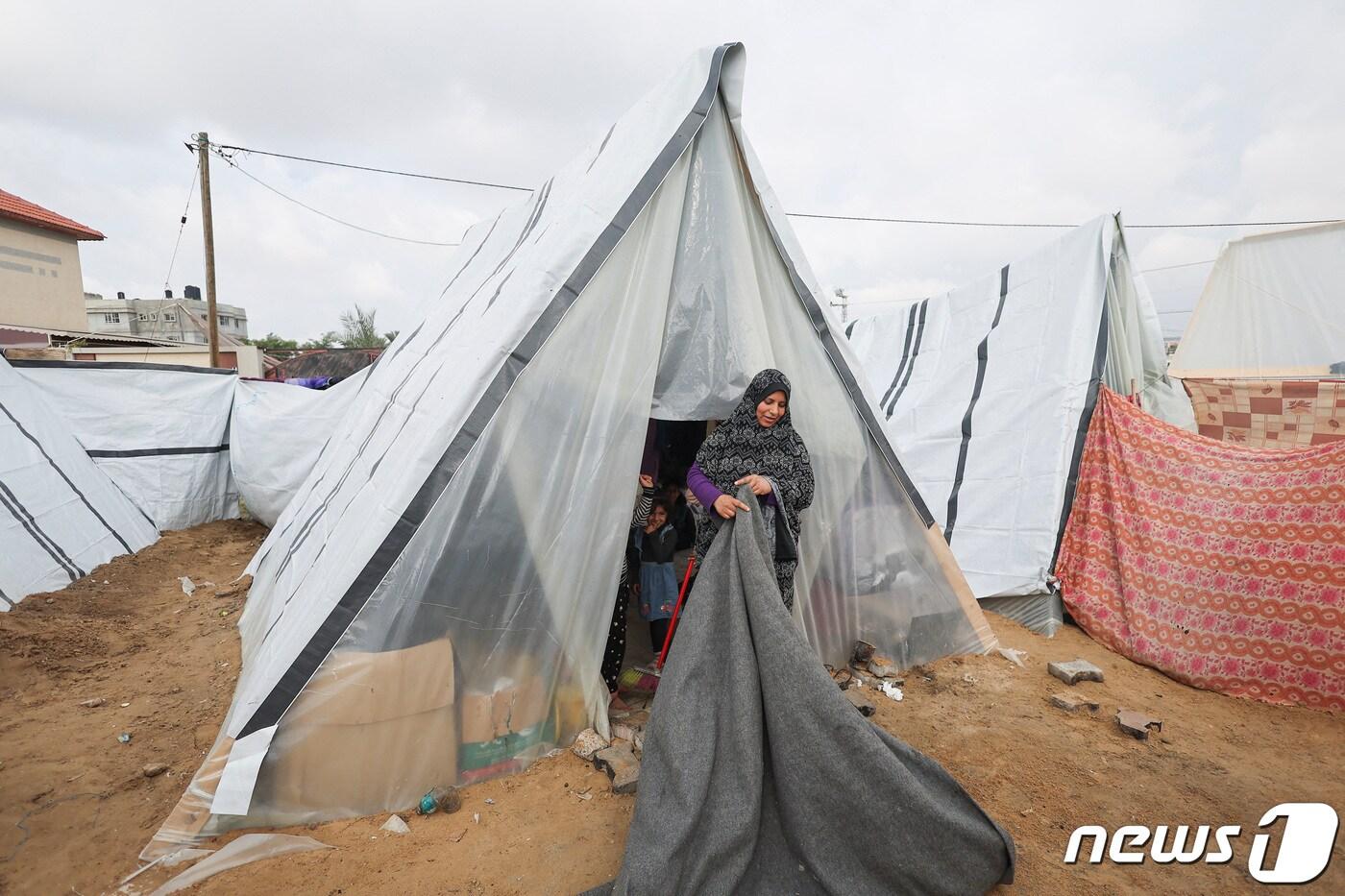 이스라엘의 공격으로 집을 잃은 팔레스타인 난민들이 라파 지역에서 2일&#40;현지시간&#41; 텐트를 짓고 생활하고 있다. 2024.01.02 ⓒ 로이터=뉴스1 ⓒ News1 정지윤 기자