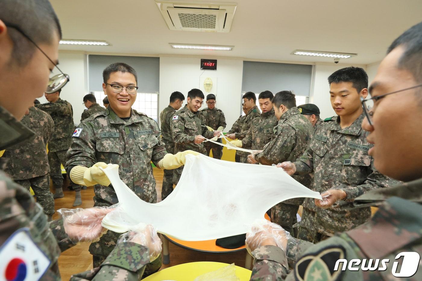 육군 제35사단이 전북 임실군에 둥지를 튼 지 10주년을 맞아 지자체와 군부대 간 상생협력이 주목받고 있다. 장병들이 치즈 체험을 하고 있다.&#40;임실군제공&#41;2024.1.3/뉴스1