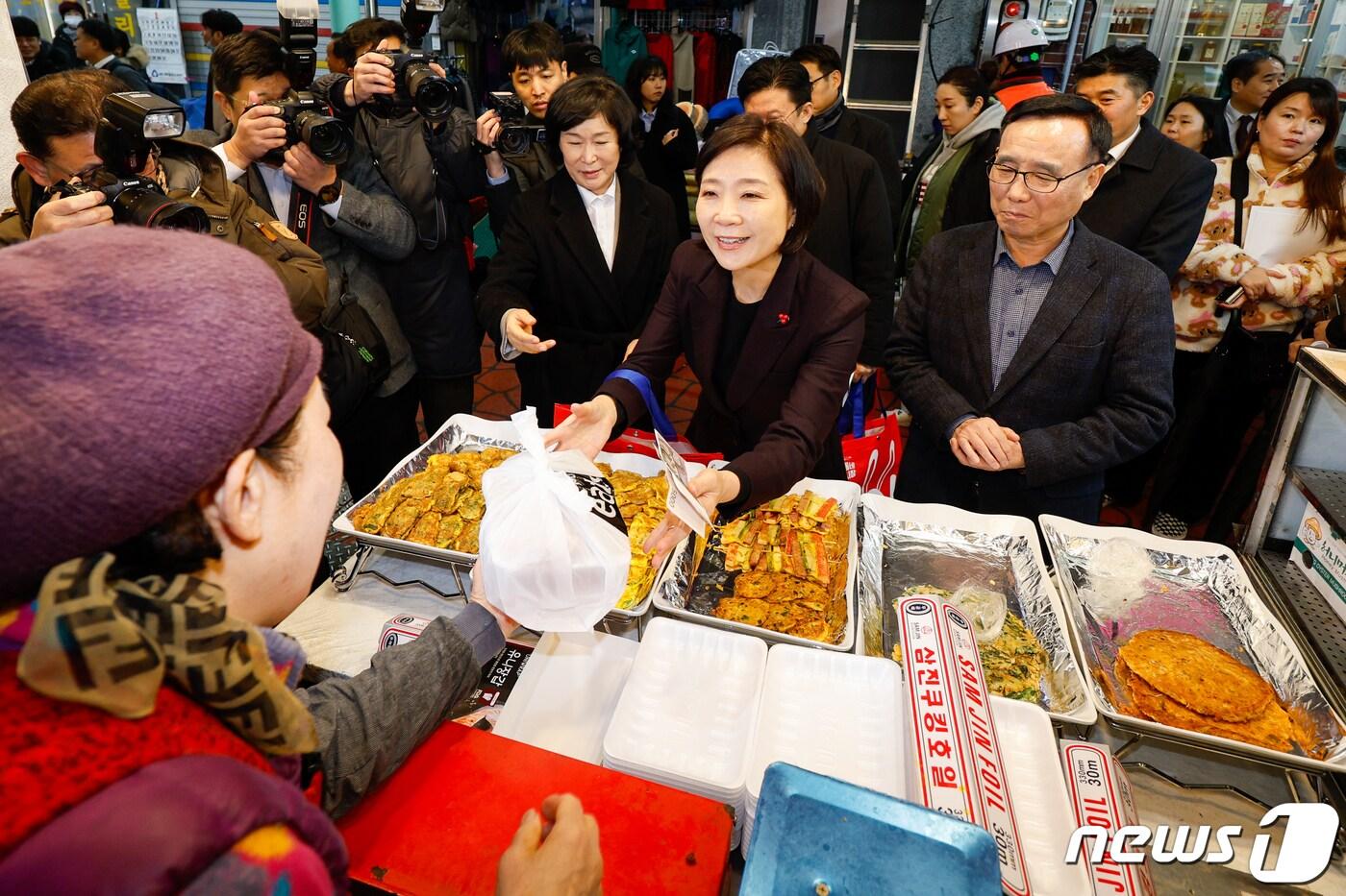 오영주 중소벤처기업부 장관이 지난달 3일 소상공인·전통시장 협·단체 현장간담회를 위해 서울 용산용문시장을 찾아 전을 구입하고 있다. 사진은 기사와 무관. /뉴스1 ⓒ News1 안은나 기자