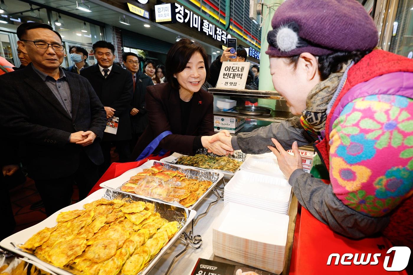 오영주 중소벤처기업부 장관이 서울 용산용문시장을 찾아 상인과 악수하고 있다. 2024.1.3/뉴스1 ⓒ News1 안은나 기자