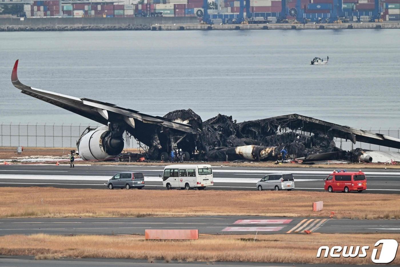 3일 일본 도쿄 하네다 공항에서 일본 해상보안청 항공기와 충돌한 일본항공 여객기가 불에 탄 채 활주로에 남아있다. 2024.01.03 ⓒ AFP=뉴스1 ⓒ News1 정지윤 기자