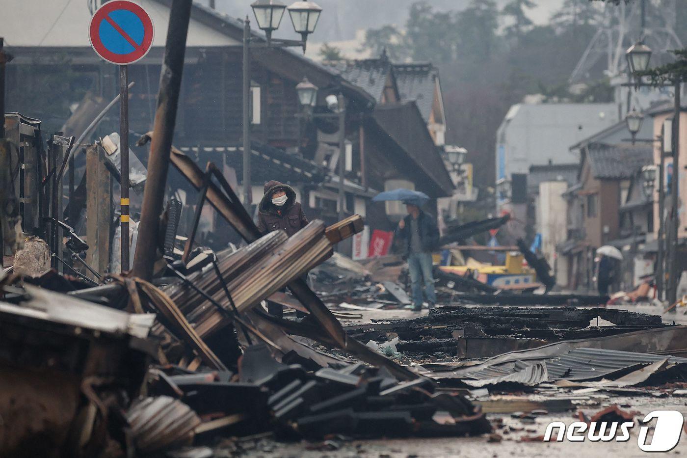 지난 3일 일본 이시카와현 와지마 지역을 뒤흔든 강진의 여파로 3일 거리가 무너진 건물 잔해들로 가득 차 있다.  ⓒ AFP=뉴스1 ⓒ News1 정지윤 기자