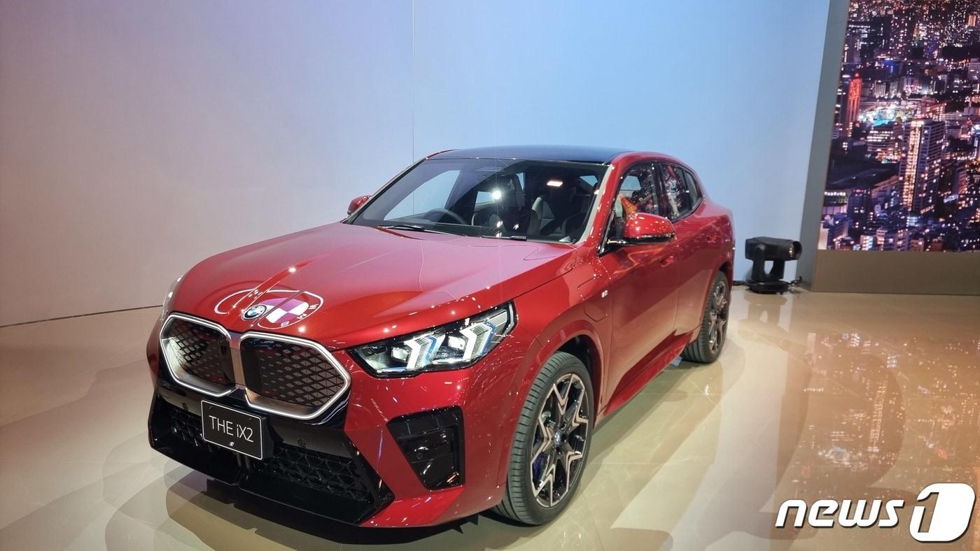 지난해 10월 도쿄모빌리티쇼에서 전시 중인 BMW iX2. ⓒ News1 이형진 기자