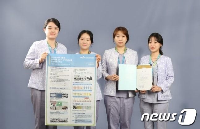 경남 양산부산대학교병원 간호행정교육팀이 보건복지부 위탁사업인 ‘특수병동 간호사 교육프로그램’ 운영 평가에서 우수상을 수상했다. 왼쪽부터 양산부산대병원 간호행정교육팀 여미경, 서보배, 은예지, 이나영 간호사. &#40;양산부산대병원 제공&#41;